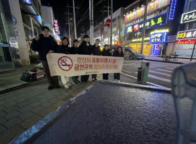 안산시 단원보건소에서 15일 원곡동 다문화거리에서 연말연시 금연구역 합동 야간단속을 진행하고 있다.