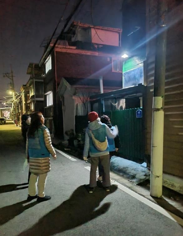 의정부시 흥선 마을연구소, 겨울철 안전 귀가 위해 LED 방범등 점검