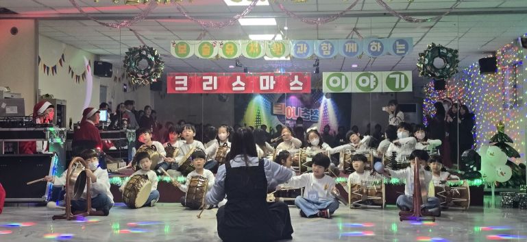 충주시노인복지관, 크리스마스 특집 청춘나이트 성료(보슬유치원 아이들의 장구공연