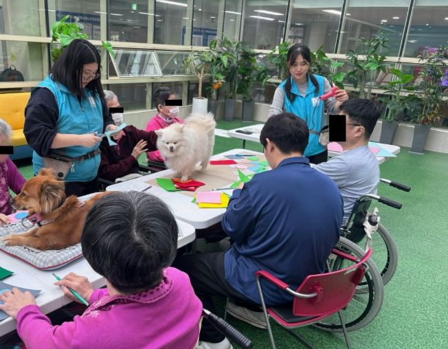 지난 11월 6일 광명시립노인요양센터에서 동물교감 심리치유 프로그램 ' 광명형 테라피독'을 운영하고 있다.