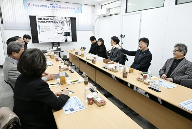 이민근 안산시장(오른쪽 두번째)이 29일 단원구에 소재한 한국프리팩㈜을 방문해 기업 현장의 애로사항을 들으며 의견을 나누고 있다.