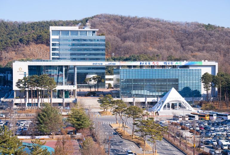 1. 천안시청 전경