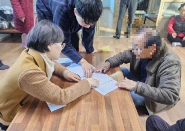 어르신 효도 우대권 배부 사진