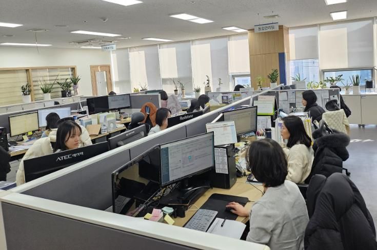 천안시 동남구 통합관리팀 직원들이 복지수급자 자격 및 급여지원 적정성 등 확인조사를 하고 있다.