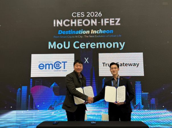 True Gateway와 업무협약체결(㈜이엠시티 이봉호 대표이사(왼쪽)과 Jusha Do True Gateway COO(오른쪽))