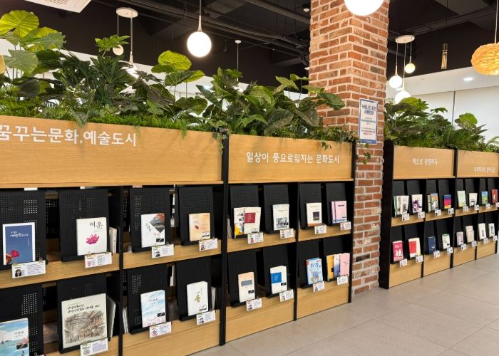 광명시 하안도서관 1층 커뮤니티 공간 내 '지역작가 코너'