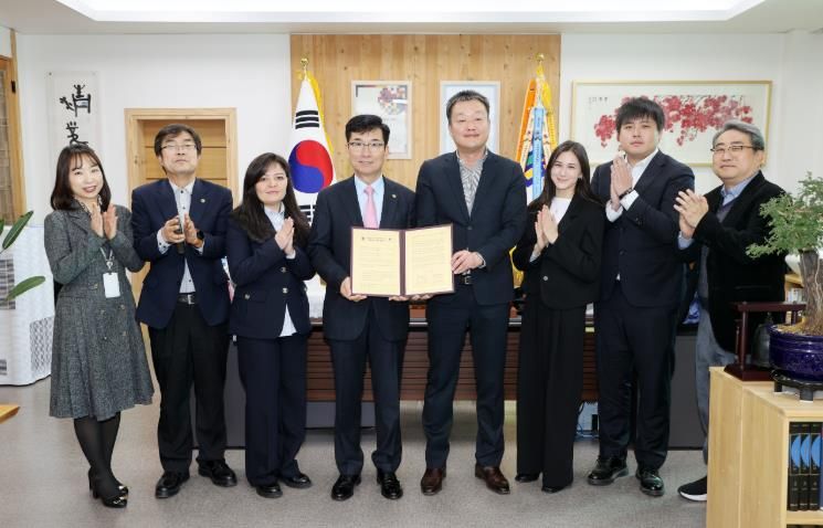 왼쪽부터 충북교육청 장학사 김태경 , 충북교육청 유초등교육과장 홍승표, 타슈켄트한국교육원 유학지원팀원 포티마, 교육감 윤건영, 타슈켄트 한국교육원장 이영웅, 타슈켄트한국교육원 교육교류팀장 디노라, 타슈켄트한국교육원 기획팀장 문성호, 충북교육청 글로벌인재팀장 송교준