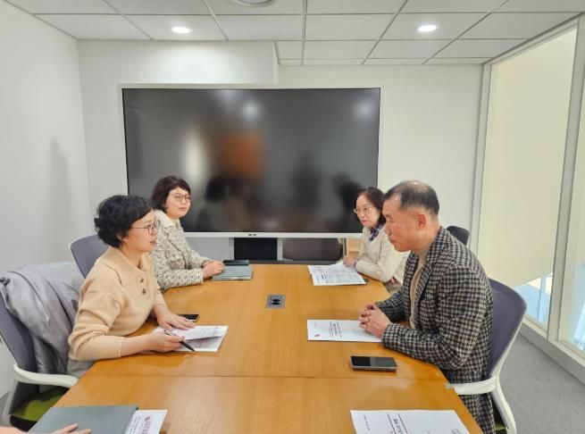 문현주 천안시 도서관본부장(사진 왼쪽 첫번째)이 김용 충남도서관장(사진 오른쪽 첫번째)을 만나 공공도서관 건립을 위한 지원을 건의하고 있다.
