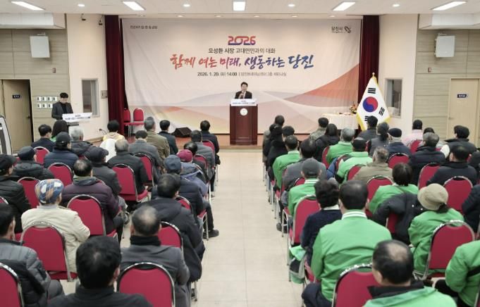읍면동 순방 현장(오 시장이 현장에서 건의 사항을 듣고 답변하고 있다.)
