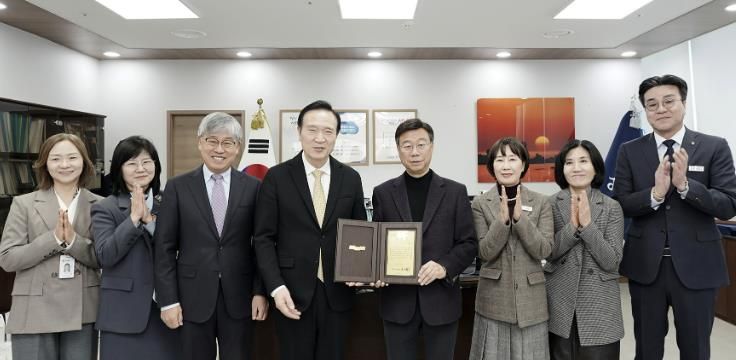 성남시는 경기도교육청이 주관한 ‘기초지자체 교육 협력 사업 평가’에서 우수 기관으로 선정돼 감사패를 받았다.