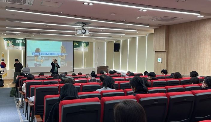 천안시는 지난 29일 탄소 중립지원센터에서 탄소중립 시민 전문가 양성 교육과정 수료식을 개최했다.