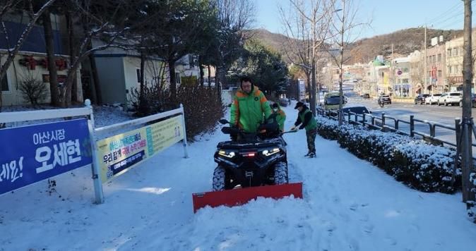 아산시 온양5동 새마을지도자회가 취약지역에서 제설작업을 진행하는 모습