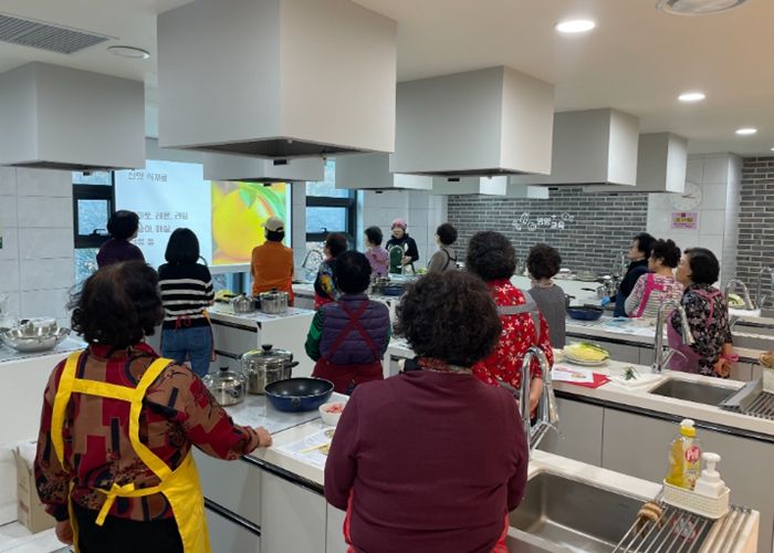 지난해 광명노인회관 2층 영양교육실에서 '저염·저열량 건강요실교실'을 진행하고 있다.