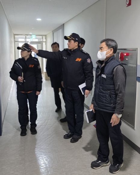 광명소방서, 설 연휴 대비 다중운집시설 피난계단 현장안전지도 실시