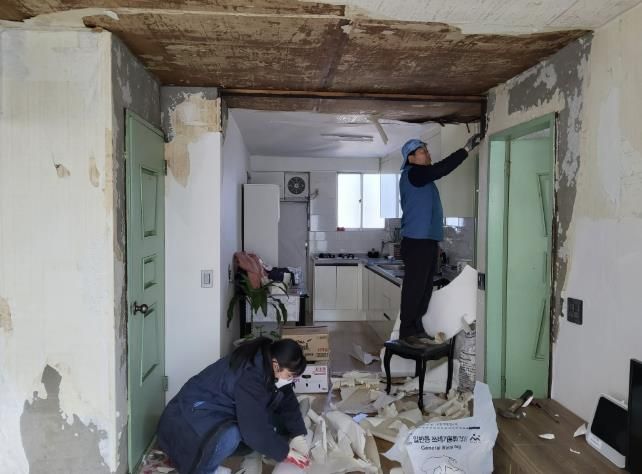 희망봉사단이 독거 어르신 가정에서 도배·장판 교체 작업을 진행하고 있다.