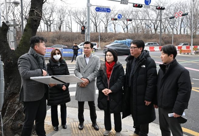 가산한내보도육교앞 교차로 현장을 찾은 박춘선 의원과 시민권익위원회 위원들
