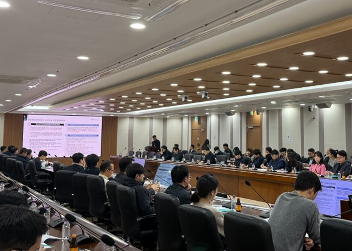 지난 24일 인천국제공항공사 대회의실에서 열린 ‘2026년 전사 정보보안 역량강화를 위한 워크숍’에서 참석자들이 사이버 보안 관련 발표를 듣고 있다.