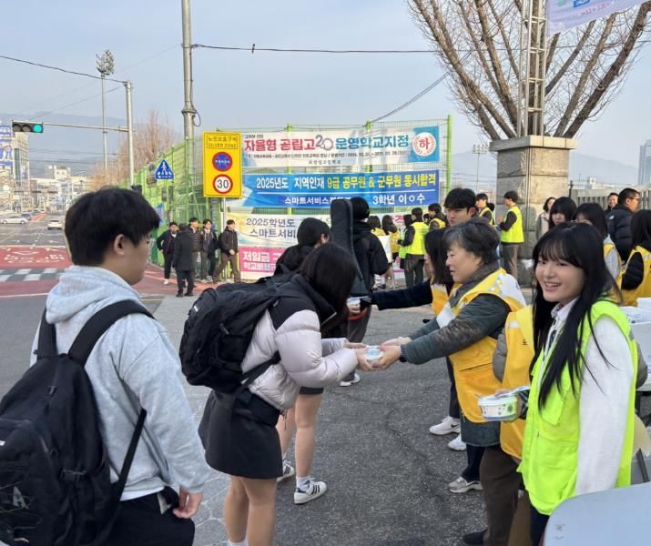 포천시 군내면 청소년지도협의회, ‘든든한 컵밥·폭력 없는 학교’ 등굣길 나눔 캠페인 실시