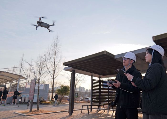 양주도시공사 관계자들이 해빙기 특별 안전점검의 일환으로 시설물 내외부 및 외벽의 균열 상태를 정밀 점검하고 있다.